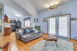 Living Room | Fireplace | Smart TV | Free WiFi