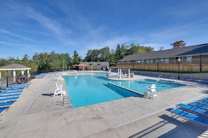 Community Pool | Lake Beach Access | Self Check-In | 11 Mi to Pocono Gardens
