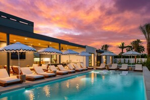 Pool (Villa 13).