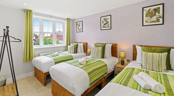 BEDROOM WITH 3 SINGLE BEDS