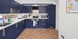 KITCHEN WITH BUILT IN FRIDGE FREEZER AND DISHWASHER