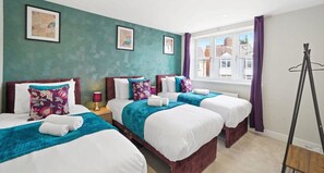 BEDROOM WITH 3 SINGLE BEDS