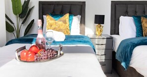 BEDROOM HAS 3 SINGLE BEDS