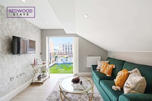 COMFORTABLE LIVING AREA WITH DIRECT ACCESS TO THE TERRACE