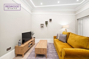 LOUNGE AREA WITH SMART TV AND NETFLIX AVAILABLE