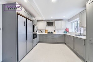 FULLY EQUIPPED SPACIOUS KITCHEN