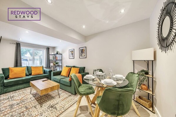SPACIOUS LIVING AND DINING AREA