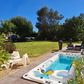 Outdoor spa tub