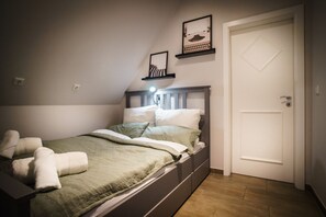 (Schlafzimmer Nr. 2) in Queensize mit Leselampe