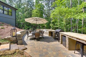 Outdoor Courtyard| Outdoor Dining| Grill