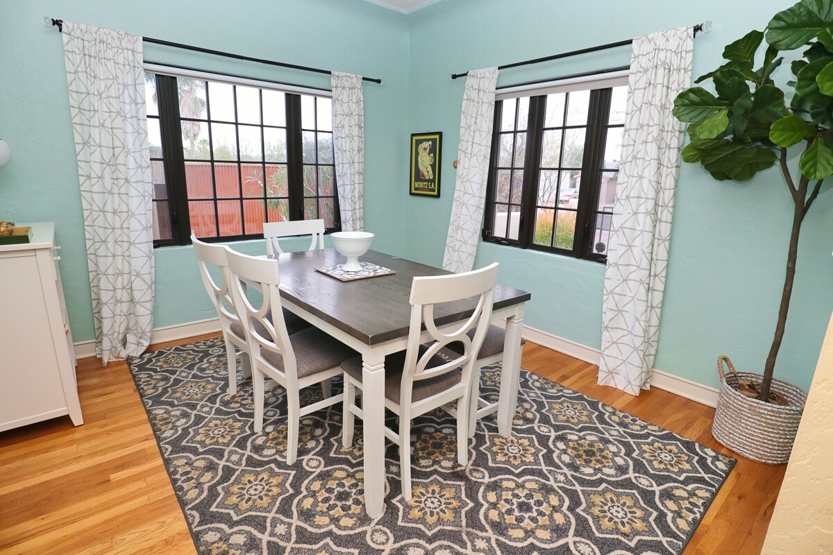 Casa Sonrisa, 3 bed 2 bath in historic Sam Hughes neighborhood next to a park