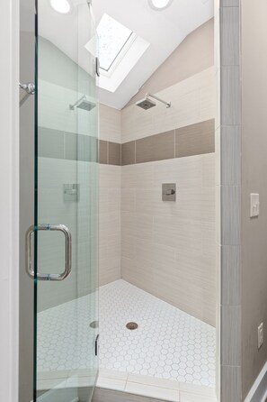 Large shower in ensuite with skylight, plus built-in seat and shelf.