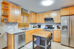 Kitchen | Keurig/Drip Coffee Maker | Dishwasher | Kettle | Upper Level