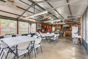 Outdoor Cook Shed | Flat-Screen TV | Lake View