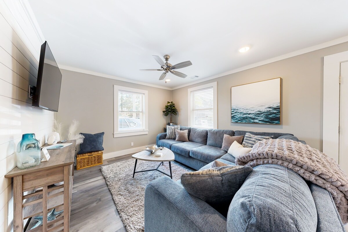 Luxury coastal home with pool, hot tub, two primary suites, jetted tub, & W/D