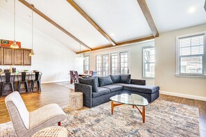 Living Room | 2nd Floor | Free WiFi | Smart TV | Gas Fireplace