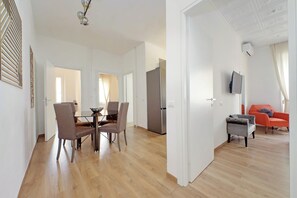 living room, with table and 4 seats