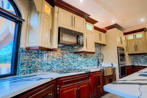 FULL KITCHEN