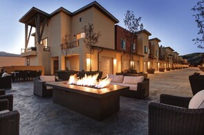 Gorgeous private, elevated gated community overlooking Newpark Terrace! Enjoy cozy fire pits, nearby restaurants, and shopping—plus easy access via the free public bus route. Perfect blend of comfort, convenience, and mountain-town charm!