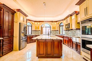 FULL KITCHEN