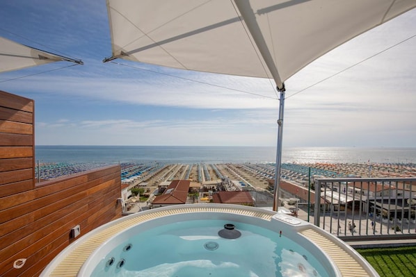Outdoor spa tub
