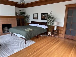 This room has a fireplace (decorative only, can not be used).