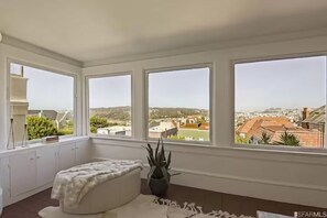 Large windows with stunning view of Golden Gate, ocean & Presidio.