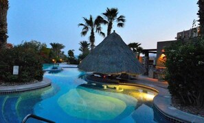 Heated swim up bar and restaraunt