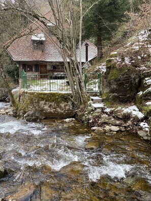 Der Bach Stampf fließt direkt am Haus vorbei