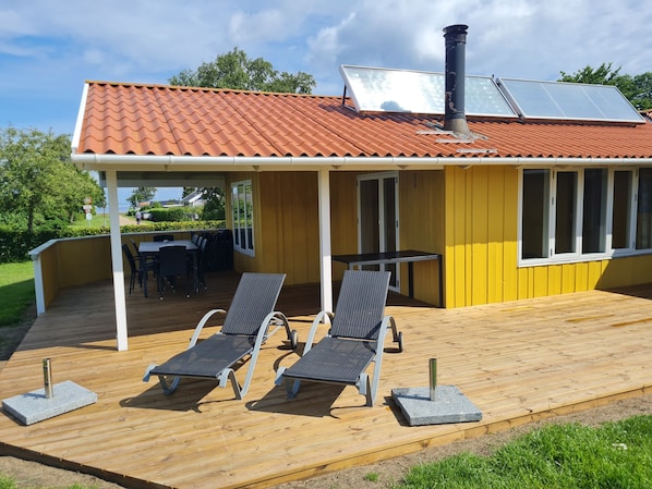 Große Holzterrasse mit Sonne