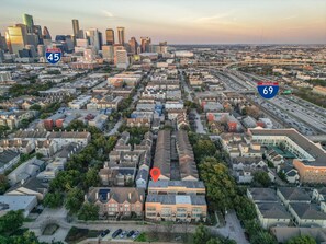 Don’t miss out on this Midtown vacation home! Conveniently located in one of Houston’s prime neighborhoods, live where others come to play!