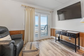 PVC208: PierView 208 | Living Area