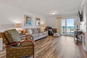 PVC208: PierView 208 | Living Area