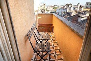 Enjoy views of the sunset and romantic Roma rooftops from the balcony.