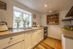 Josephine's Cottage, Great Walsingham: A fully fitted country-style kitchen
