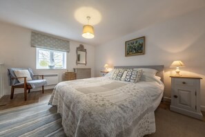 Josephine's Cottage, Great Walsingham: Bedroom with 5' king-size bed