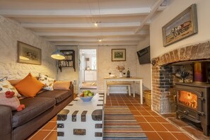 Josephine's Cottage, Great Walsingham: A warm and cosy sitting room