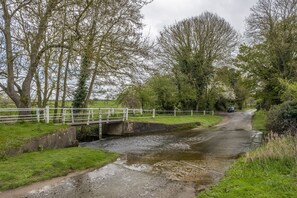 Josephine's Cottage, Great Walsingham: The picturesque ford just down the road
