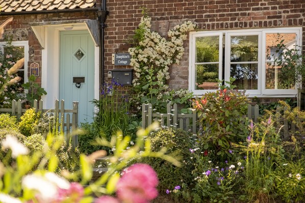 Josephine's Cottage, Great Walsingham: Front view of this pretty cottage
