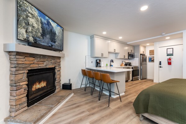 Spacious studio with gas fireplace