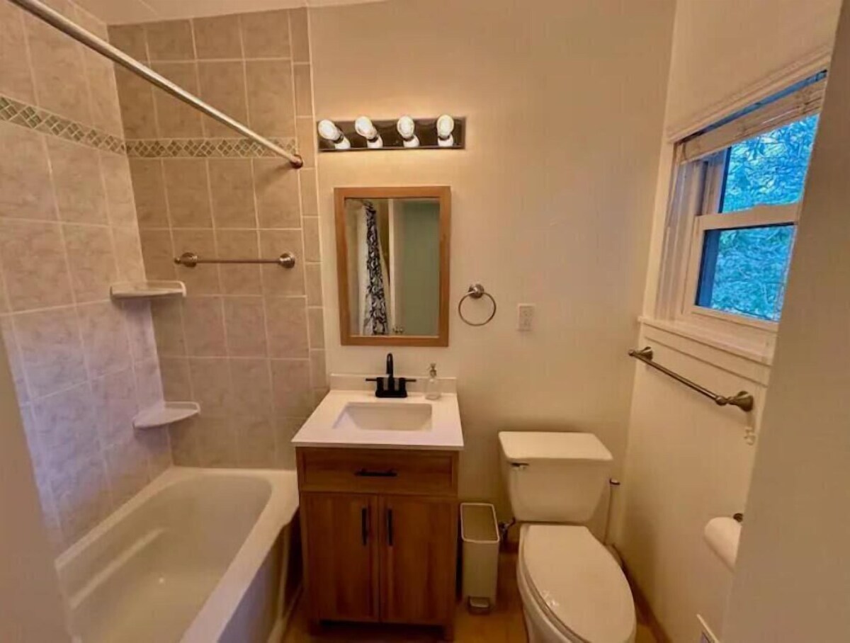 Best Vacation Home in Arlington, 4 bedrooms 3 full bath, King bed, 10 guests