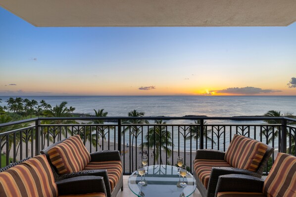 Enjoy the direct ocean view from the lanai.