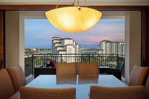 The outdoor dining area on the lanai.