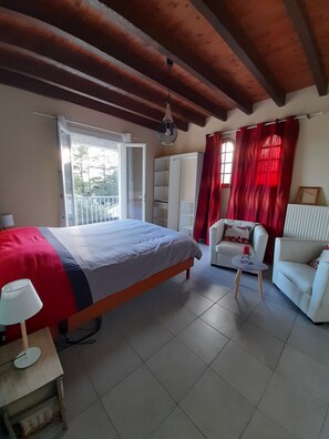 Chambre spacieuse donnant sur un balcon. 