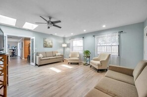 Bonus room with 2 sofabeds.