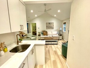 Kitchen w/ brand new appliances and quartz countertops