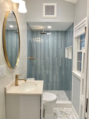 Newly renovated bathroom w/ rain showerhead. (Curtain removed for pic) 