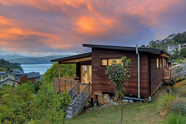 Cosy 3 bed holiday home with amazing views of Te Whakaraupo (Lyttelton harbour)