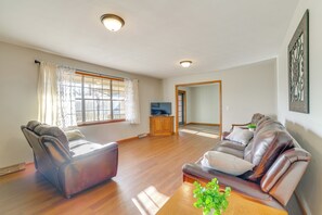 Living Room | Free WiFi | Central A/C & Heat | Smart TV