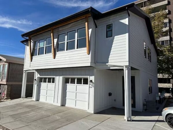 New construction Town Home. Rent 1 or both sides.